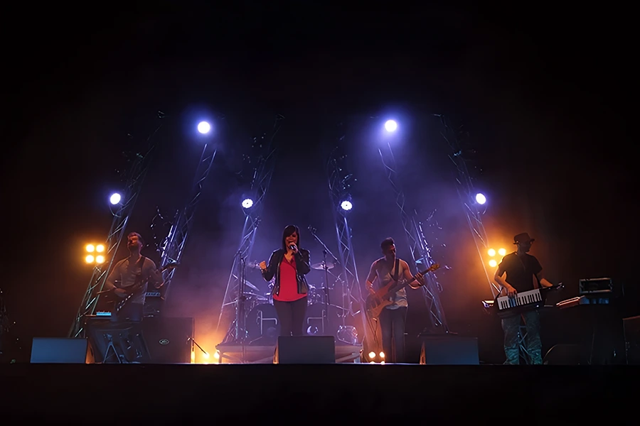 Concerto live con band sul palco e spettacolare impianto luci in una scenografia professionale.