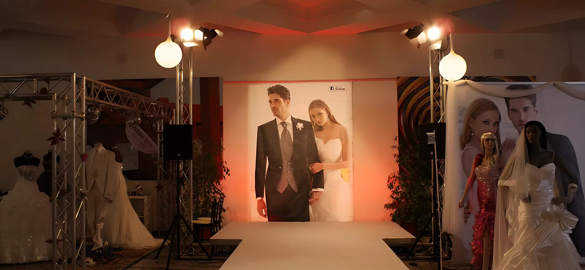 Sfilata di moda con passerella, manichini in abito da sposa e impianto luci scenografico allestito da Disco Express
