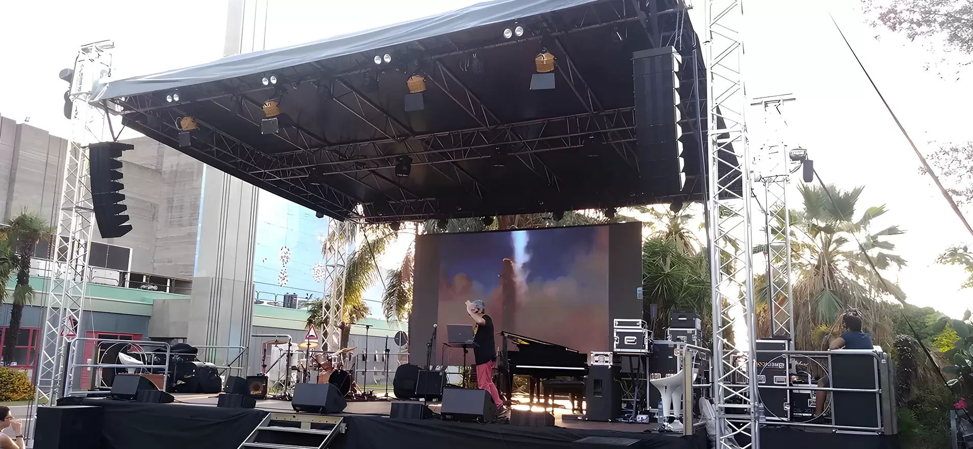 Palco con struttura professionale, schermo LED, impianto audio e strumentazione live – Disco Express eventi