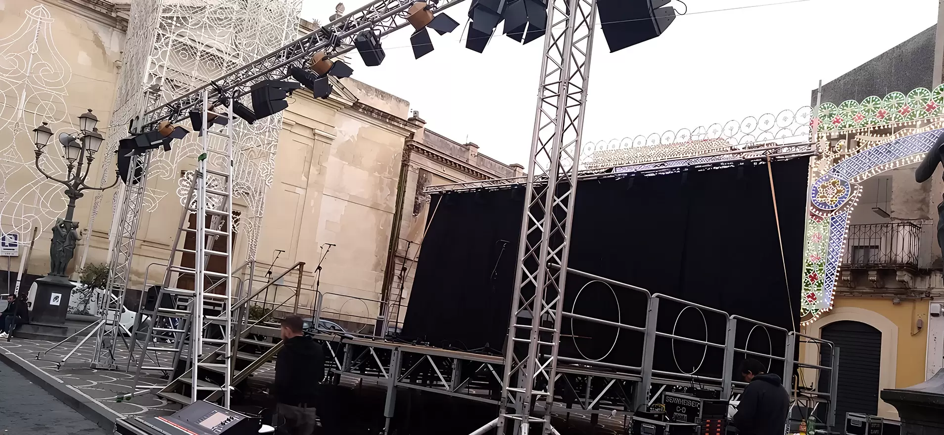 Struttura palco con impianto luci e passerella per manifestazione religiosa allestita da Disco Express in location urbana