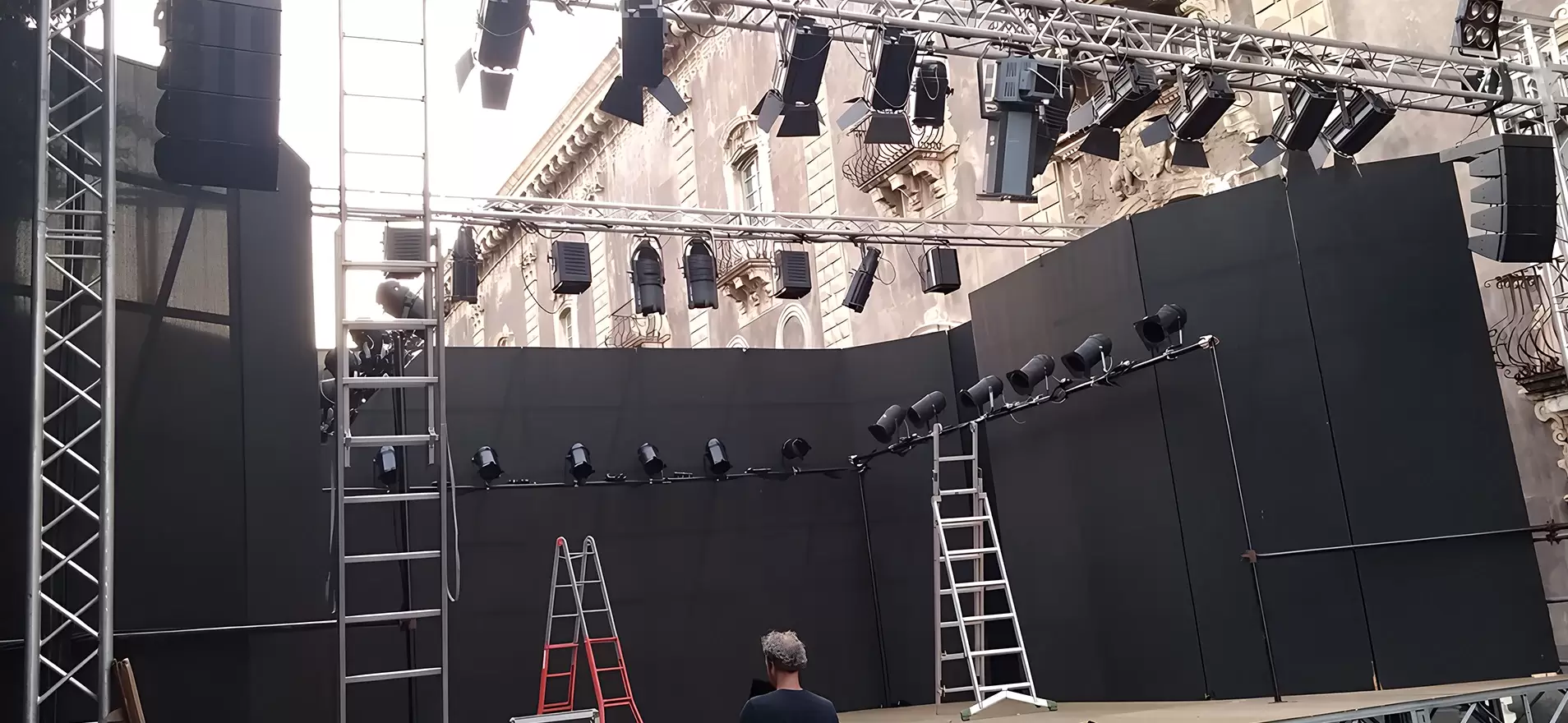 Montaggio impianto luci teatrali e strutture scenotecniche per spettacolo in piazza, curato da Disco Express