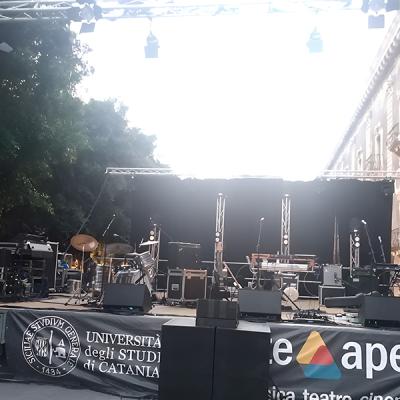 Palco montato per concerto dell’Università di Catania con strumenti e impianto audio