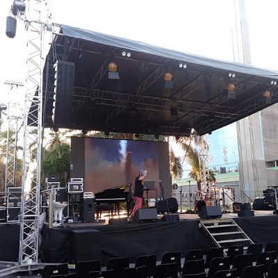 Palco coperto allestito con LED wall, impianto audio e strumenti per spettacolo all’aperto