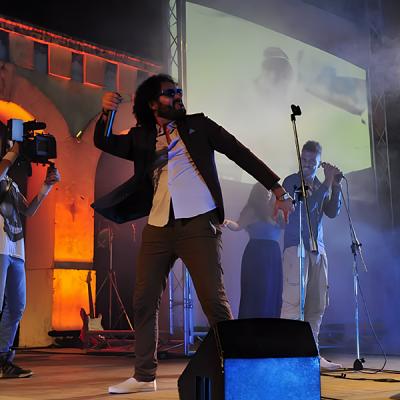 Show live con vocalist, effetti fumo, videoproiezione e riprese video professionali sul palco