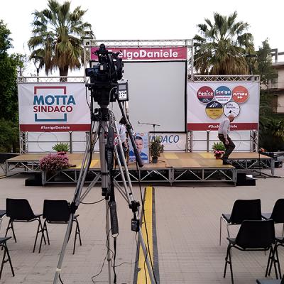Palco politico allestito con impianto video e riprese per comizio elettorale all’aperto