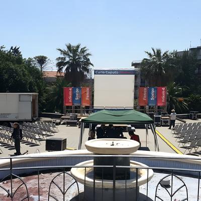 Allestimento conferenza all’aperto con palco, maxischermo, sedie e impianti audio