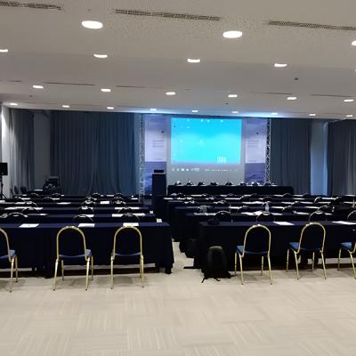 Sala meeting aziendale con proiezione, impianto audio e postazioni relatori