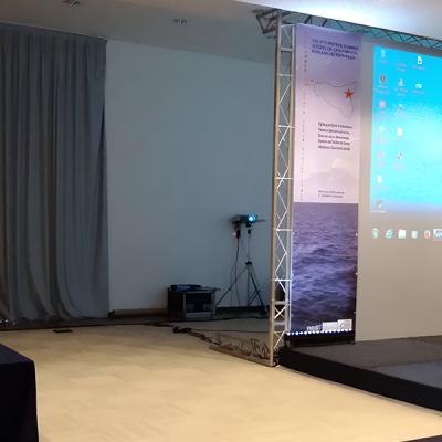 Palco per conferenza con proiezione e attrezzatura audio-video professionale