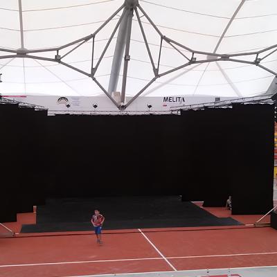 Allestimento palco per spettacolo di danza in struttura coperta con tribune colorate