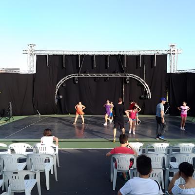 Prove di danza su palco allestito all’aperto con bambine e insegnanti