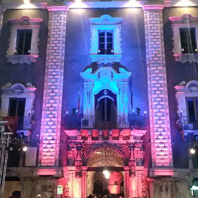 Facciata barocca illuminata con luci colorate durante un evento notturno all’aperto