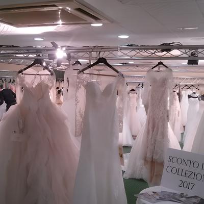 Esposizione di abiti da sposa in un showroom con sconti promozionali sulla collezione 2017.