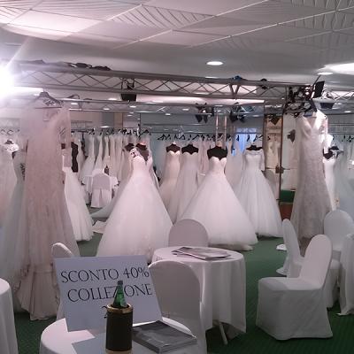 Esposizione di abiti da sposa con sconti sulle collezioni 2016 e 2015 in un elegante showroom.