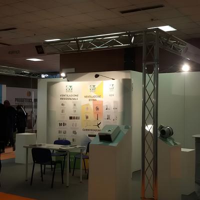 Stand fieristico dedicato alla ventilazione e climatizzazione con pannelli informativi e dispositivi tecnici esposti.