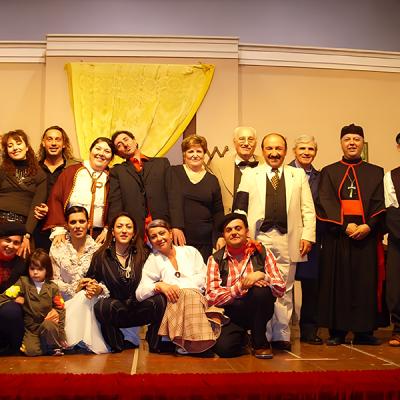 Compagnia teatrale posa sul palco dopo una rappresentazione, gruppo in costume d’epoca.