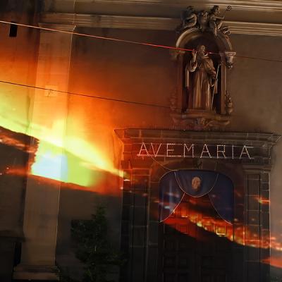 Proiezione artistica di luci colorate su una facciata di chiesa con la scritta 