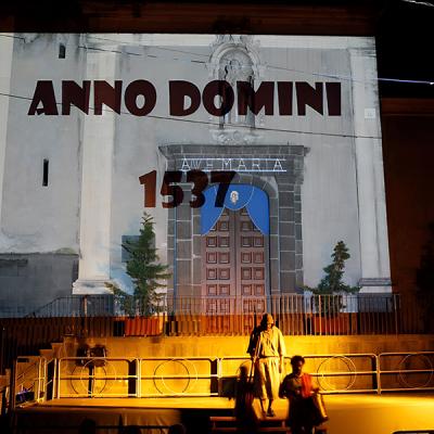 Proiezione storica sulla facciata di una chiesa con la scritta 
