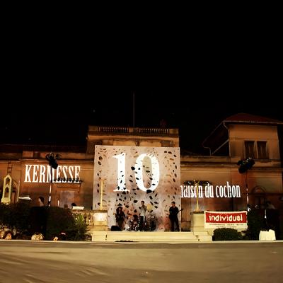 Videoproiezione notturna su edificio storico con il numero 10 e la scritta 