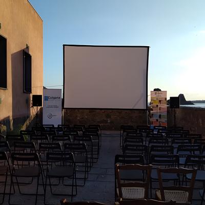 Schermo per cinema all'aperto sul mare al tramonto