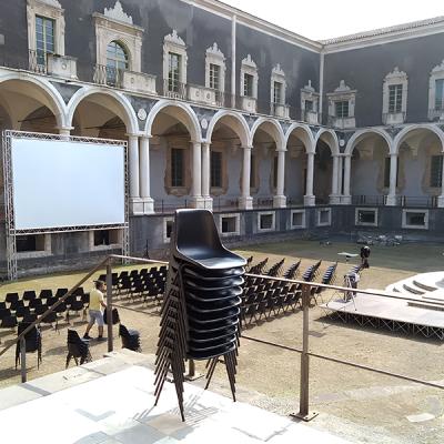 Cortile di palazzo storico allestito per proiezione
